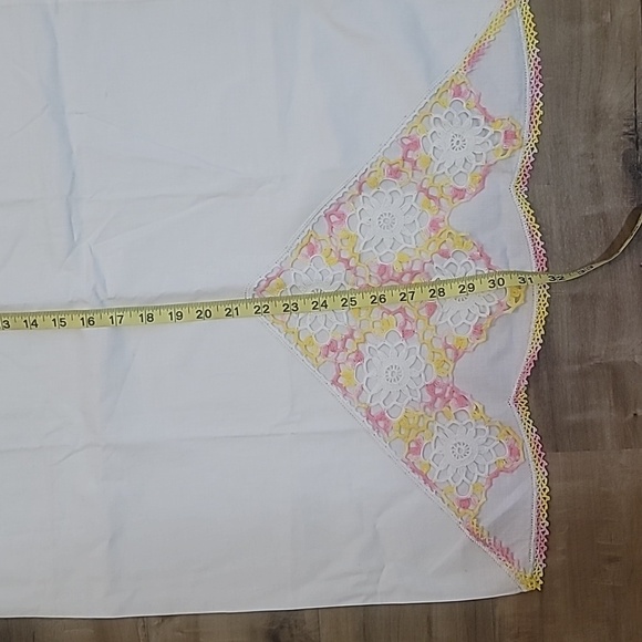Vintage handmade white pillowcases with white yellow pink doilies tatting added - Picture 5 of 11